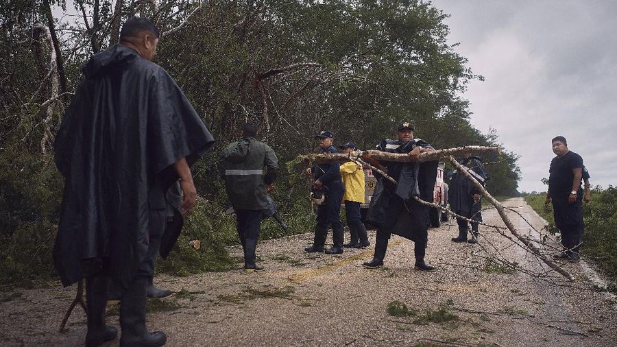 Badai delta diaporkan melesat ke arah Semenanjung Yucatan di Meksiko dengan kecepatan angin 120mph dan sampai di selatan kota Cancun. (AP Photo/Victor Ruiz Garcia)