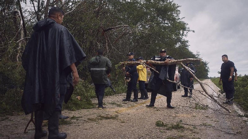 Badai delta diaporkan melesat ke arah Semenanjung Yucatan di Meksiko dengan kecepatan angin 120mph dan sampai di selatan kota Cancun. (AP Photo/Victor Ruiz Garcia)