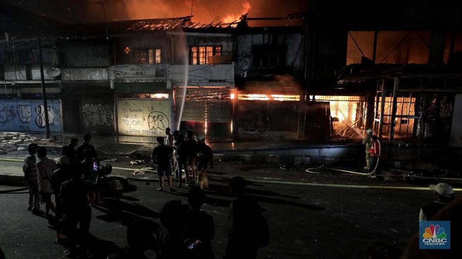 Petugas memamkan api yang terbakar di depan Bioskop mulia Agung, Senen, (8/10) malam. 

Kerusuhan di Jakarta sebagai buntut aksi unjuk rasa menolak UU Cipta Kerja masih tak terkendali dengan adanya pengrusakan sejumlah fasilitas umum seperti halter pospol hingga Bioskop. 

Kekacauan juga terlihat di kawasan itu, tumpukan batu dan pecahan kaca berserakan di Jalan Kramat Raya. 

Sebelumnya amukan massa juga membakar pos polisi Senen. 

Mereka memecahkan kaca-kaca halte TransJakarta Pasar Senen. 

Sejumlah truk yang tengah terparkir pun tak luput dibakar massa.  (CNBC Indonesia/ Muhammad Sabki)