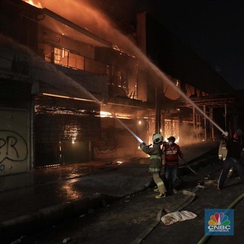 Ricuh Omnibus Law, Bioskop Grand Theater Senen Terbakar