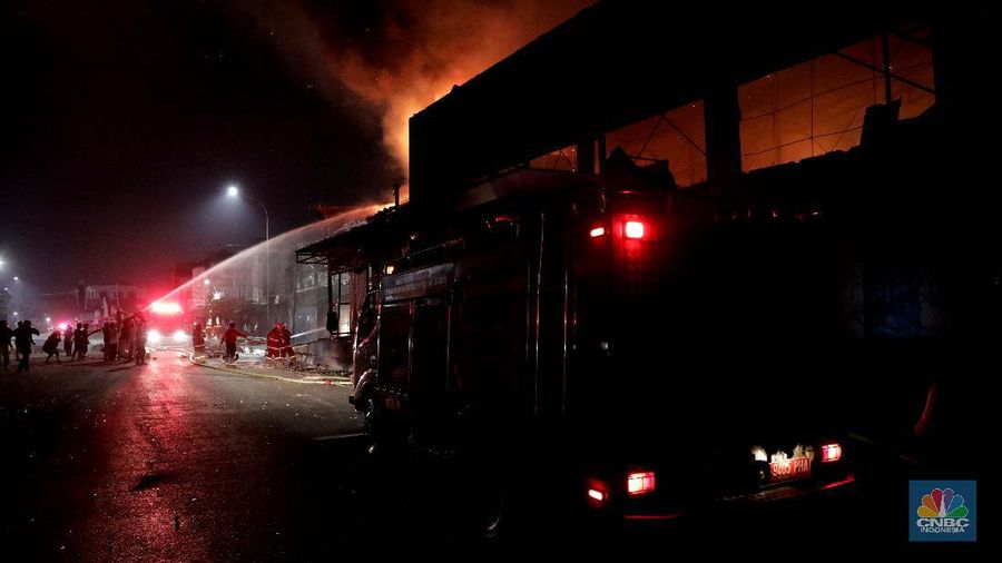 Petugas memamkan api yang terbakar di depan Bioskop mulia Agung, Senen, (8/10) malam. 

Kerusuhan di Jakarta sebagai buntut aksi unjuk rasa menolak UU Cipta Kerja masih tak terkendali dengan adanya pengrusakan sejumlah fasilitas umum seperti halter pospol hingga Bioskop. 

Kekacauan juga terlihat di kawasan itu, tumpukan batu dan pecahan kaca berserakan di Jalan Kramat Raya. 

Sebelumnya amukan massa juga membakar pos polisi Senen. 

Mereka memecahkan kaca-kaca halte TransJakarta Pasar Senen. 

Sejumlah truk yang tengah terparkir pun tak luput dibakar massa.  (CNBC Indonesia/ Muhammad Sabki)