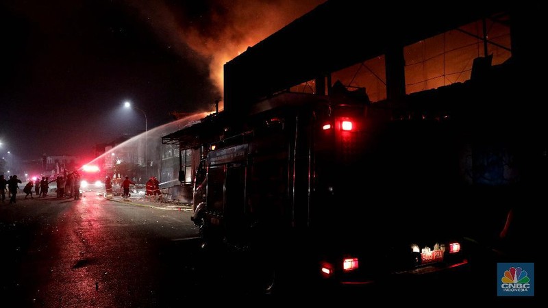 Petugas memamkan api yang terbakar di depan Bioskop mulia Agung, Senen, (8/10) malam. 

Kerusuhan di Jakarta sebagai buntut aksi unjuk rasa menolak UU Cipta Kerja masih tak terkendali dengan adanya pengrusakan sejumlah fasilitas umum seperti halter pospol hingga Bioskop. 

Kekacauan juga terlihat di kawasan itu, tumpukan batu dan pecahan kaca berserakan di Jalan Kramat Raya. 

Sebelumnya amukan massa juga membakar pos polisi Senen. 

Mereka memecahkan kaca-kaca halte TransJakarta Pasar Senen. 

Sejumlah truk yang tengah terparkir pun tak luput dibakar massa.  (CNBC Indonesia/ Muhammad Sabki)