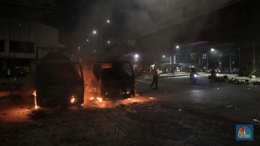 Petugas memamkan api yang terbakar di depan Bioskop mulia Agung, Senen, (8/10) malam. 

Kerusuhan di Jakarta sebagai buntut aksi unjuk rasa menolak UU Cipta Kerja masih tak terkendali dengan adanya pengrusakan sejumlah fasilitas umum seperti halter pospol hingga Bioskop. 

Kekacauan juga terlihat di kawasan itu, tumpukan batu dan pecahan kaca berserakan di Jalan Kramat Raya. 

Sebelumnya amukan massa juga membakar pos polisi Senen. 

Mereka memecahkan kaca-kaca halte TransJakarta Pasar Senen. 

Sejumlah truk yang tengah terparkir pun tak luput dibakar massa.  (CNBC Indonesia/ Muhammad Sabki)