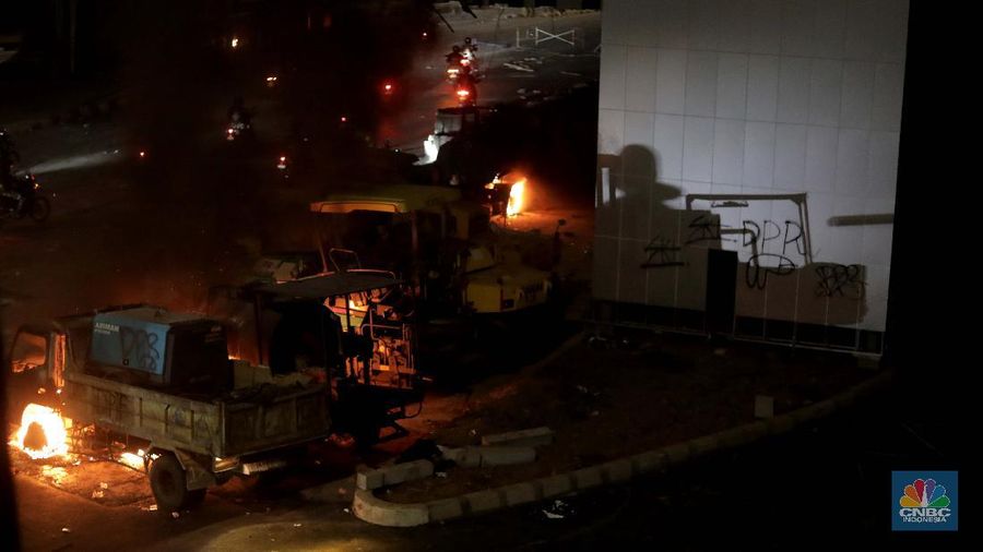Petugas memamkan api yang terbakar di depan Bioskop mulia Agung, Senen, (8/10) malam. 

Kerusuhan di Jakarta sebagai buntut aksi unjuk rasa menolak UU Cipta Kerja masih tak terkendali dengan adanya pengrusakan sejumlah fasilitas umum seperti halter pospol hingga Bioskop. 

Kekacauan juga terlihat di kawasan itu, tumpukan batu dan pecahan kaca berserakan di Jalan Kramat Raya. 

Sebelumnya amukan massa juga membakar pos polisi Senen. 

Mereka memecahkan kaca-kaca halte TransJakarta Pasar Senen. 

Sejumlah truk yang tengah terparkir pun tak luput dibakar massa.  (CNBC Indonesia/ Muhammad Sabki)