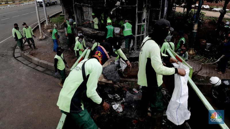Halte Busway Bundaran HI yang hangus dibakar massa saat aksi penolakan UU Ciptakerja di Kawasan Bundaran HI Jakarta, Jumat (9/10/2020). (CNBC Indonesia/Muhammad Sabki)