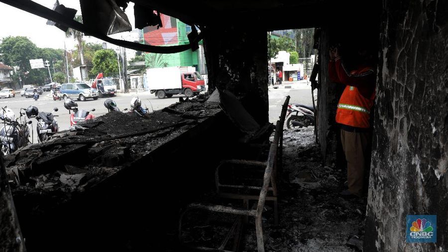 Halte Busway Bundaran HI yang hangus dibakar massa saat aksi penolakan UU Ciptakerja di Kawasan Bundaran HI Jakarta, Jumat (9/10/2020). (CNBC Indonesia/Muhammad Sabki)