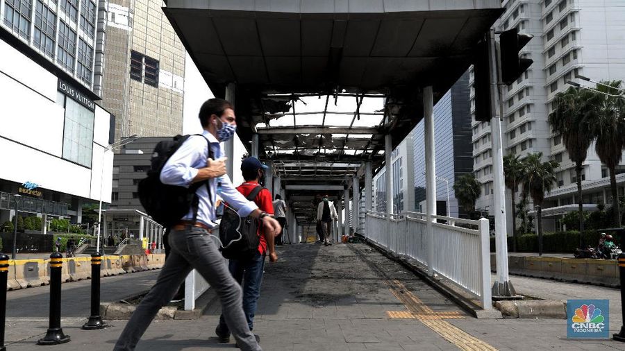 Halte Busway Bundaran HI yang hangus dibakar massa saat aksi penolakan UU Ciptakerja di Kawasan Bundaran HI Jakarta, Jumat (9/10/2020). (CNBC Indonesia/Muhammad Sabki)