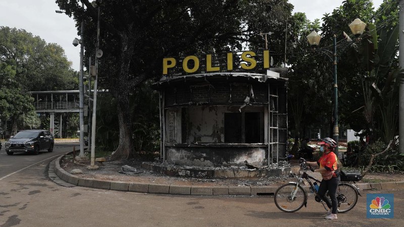 Halte Busway Bundaran HI yang hangus dibakar massa saat aksi penolakan UU Ciptakerja di Kawasan Bundaran HI Jakarta, Jumat (9/10/2020). (CNBC Indonesia/Muhammad Sabki)