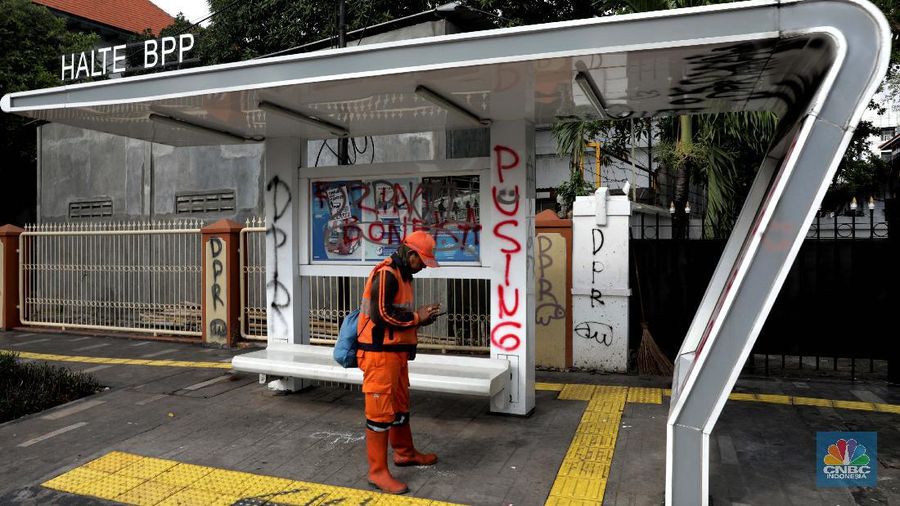 Halte Busway Bundaran HI yang hangus dibakar massa saat aksi penolakan UU Ciptakerja di Kawasan Bundaran HI Jakarta, Jumat (9/10/2020). (CNBC Indonesia/Muhammad Sabki)