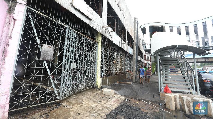 Halte TransJakarta kembali dibakar massa demo omnibus law. Kali ini, halte yang dibakar adalah Halte TransJakarta Sentral Senen. (CNBC Indonesia/Andrean Kristianto)
