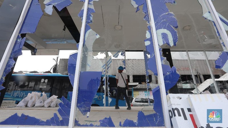 Halte TransJakarta kembali dibakar massa demo omnibus law. Kali ini, halte yang dibakar adalah Halte TransJakarta Sentral Senen. (CNBC Indonesia/Andrean Kristianto)