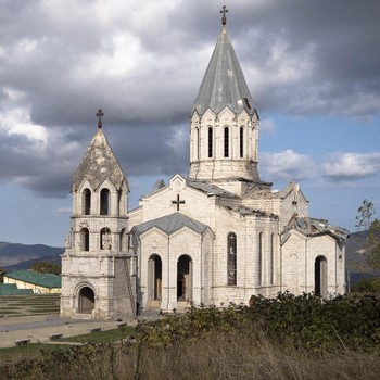 Perang Armenia-Azerbaijan Jalan Terus, Katedral Jadi Sasaran
