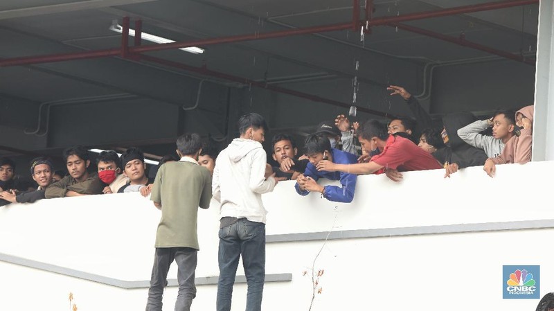 Keluarga menjenguk pengunjuk rasa menolak UU Cipta Kerja yang diamankan di Gedung Parkir Barang Bukti Ranmor Polda Metro Jaya, Jakarta, Jumat (09/10/2020). (CNBC Indonesia/Andrean Kristianto)