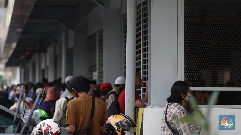 Keluarga menjenguk pengunjuk rasa menolak UU Cipta Kerja yang diamankan di Gedung Parkir Barang Bukti Ranmor Polda Metro Jaya, Jakarta, Jumat (09/10/2020). (CNBC Indonesia/Andrean Kristianto)