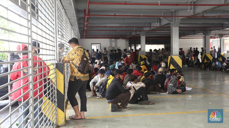 Keluarga menjenguk pengunjuk rasa menolak UU Cipta Kerja yang diamankan di Gedung Parkir Barang Bukti Ranmor Polda Metro Jaya, Jakarta, Jumat (09/10/2020). (CNBC Indonesia/Andrean Kristianto)
