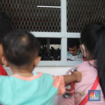 Penampakan Berkerumun Perusuh yang Diamankan di Polda Metro