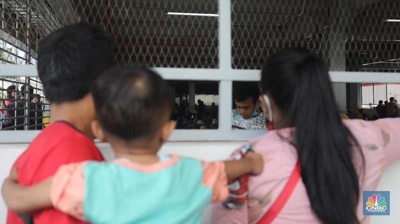 Keluarga menjenguk pengunjuk rasa menolak UU Cipta Kerja yang diamankan di Gedung Parkir Barang Bukti Ranmor Polda Metro Jaya, Jakarta, Jumat (09/10/2020). (CNBC Indonesia/Andrean Kristianto)