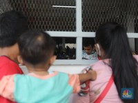 Penampakan Berkerumun Perusuh yang Diamankan di Polda Metro