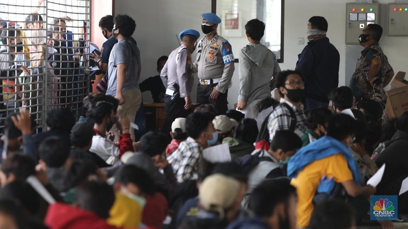 Keluarga menjenguk pengunjuk rasa menolak UU Cipta Kerja yang diamankan di Gedung Parkir Barang Bukti Ranmor Polda Metro Jaya, Jakarta, Jumat (09/10/2020). (CNBC Indonesia/Andrean Kristianto)