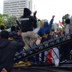 Risma Naik Pitam & Nangis: Surabaya 'Hancur' karena Demo