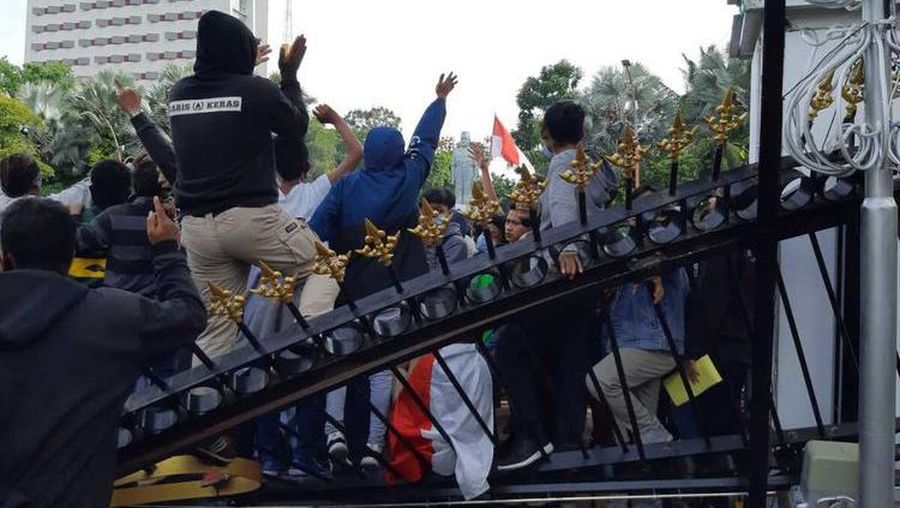 Massa aksi tolak UU Omnibus Law di Surabaya rusak pagar Gedung Negara Grahad. Ist
