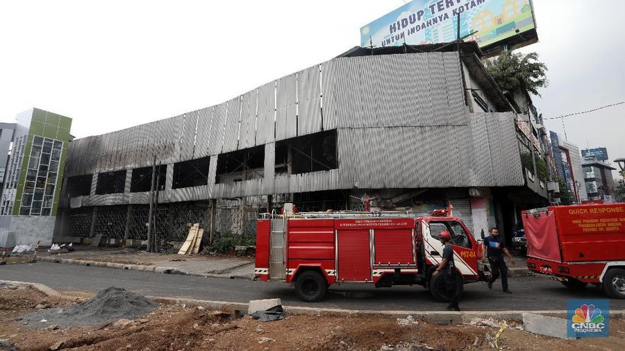 Halte TransJakarta kembali dibakar massa demo omnibus law. Kali ini, halte yang dibakar adalah Halte TransJakarta Sentral Senen. (CNBC Indonesia/Andrean Kristianto)