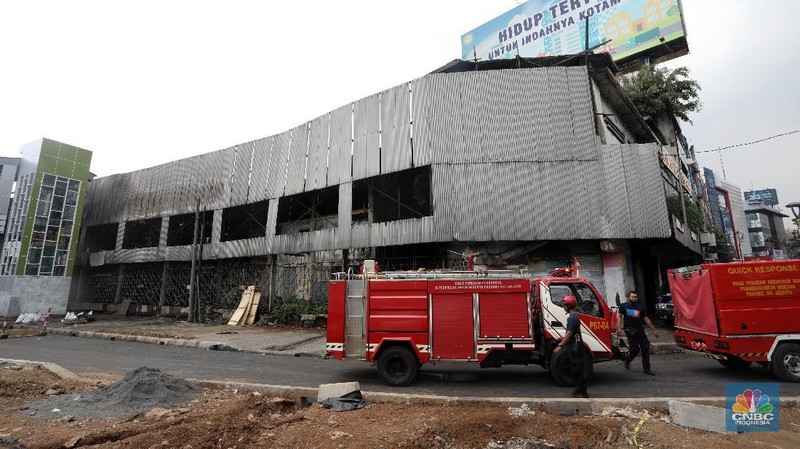 Halte TransJakarta kembali dibakar massa demo omnibus law. Kali ini, halte yang dibakar adalah Halte TransJakarta Sentral Senen. (CNBC Indonesia/Andrean Kristianto)
