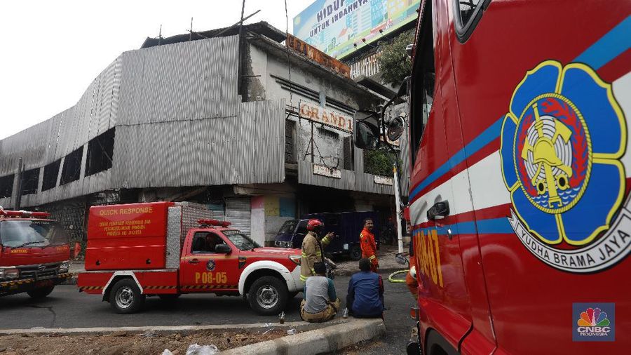 Halte TransJakarta kembali dibakar massa demo omnibus law. Kali ini, halte yang dibakar adalah Halte TransJakarta Sentral Senen. (CNBC Indonesia/Andrean Kristianto)