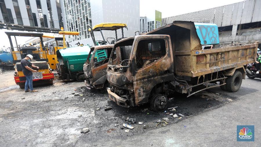 Penampakan Truck yang dibakar massa saat penolakan UU Ciptakerja. (CNBC Indonesia/ Andrean Kristianto)