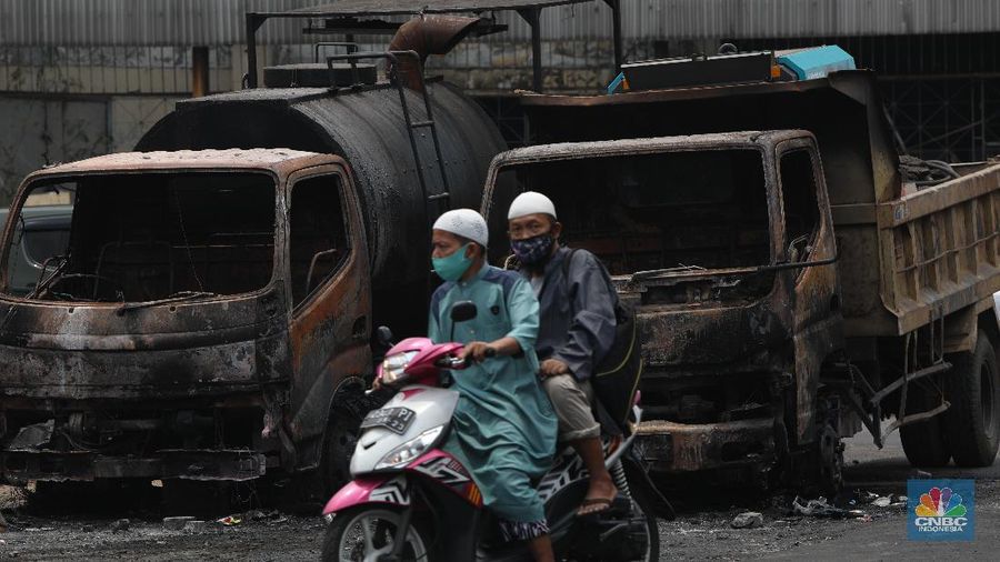 Penampakan Truck yang dibakar massa saat penolakan UU Ciptakerja. (CNBC Indonesia/ Andrean Kristianto)