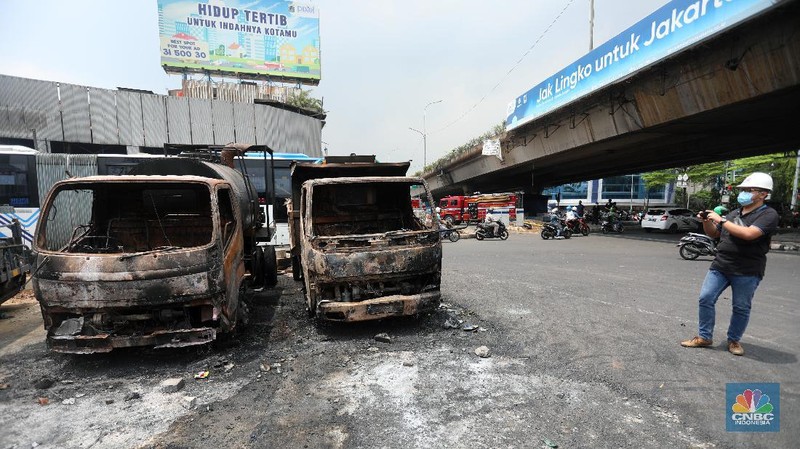 Halte TransJakarta kembali dibakar massa demo omnibus law. Kali ini, halte yang dibakar adalah Halte TransJakarta Sentral Senen. (CNBC Indonesia/Andrean Kristianto)