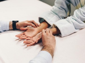 Pijatan Titik Saraf Tidur Efektif Cegah Microsleep? Dokter Neurologi Ungkap Faktanya