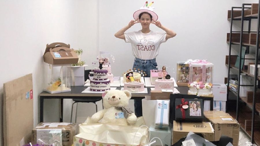IU (Instagram/dwlrlma)