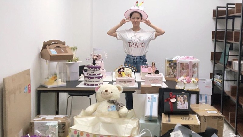 IU (Instagram/dwlrlma)