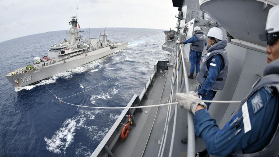 Unit JS KAGA (DDH 184) dan JS IKAZUCHI (DD 107) melakukan latihan maritim dengan TNI AL di lepas pantai barat Kepulauan Natuna untuk memperkuat kepercayaan dan kerja sama di bidang keamanan maritim. (Dok: Twitter  Japan Maritime Self-Defense Force)