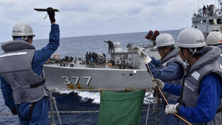 Unit JS KAGA (DDH 184) dan JS IKAZUCHI (DD 107) melakukan latihan maritim dengan TNI AL di lepas pantai barat Kepulauan Natuna untuk memperkuat kepercayaan dan kerja sama di bidang keamanan maritim. (Dok: Twitter  Japan Maritime Self-Defense Force)