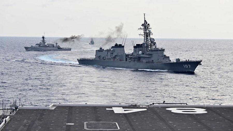 Unit JS KAGA (DDH 184) dan JS IKAZUCHI (DD 107) melakukan latihan maritim dengan TNI AL di lepas pantai barat Kepulauan Natuna untuk memperkuat kepercayaan dan kerja sama di bidang keamanan maritim. (Dok: Twitter  Japan Maritime Self-Defense Force)