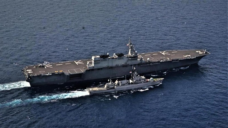 Unit JS KAGA (DDH 184) dan JS IKAZUCHI (DD 107) melakukan latihan maritim dengan TNI AL di lepas pantai barat Kepulauan Natuna untuk memperkuat kepercayaan dan kerja sama di bidang keamanan maritim. (Dok: Twitter  Japan Maritime Self-Defense Force)