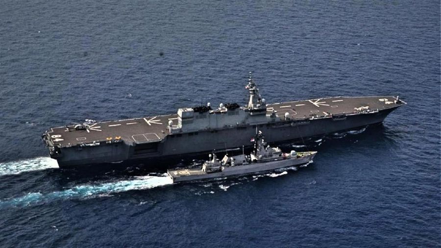 Unit JS KAGA (DDH 184) dan JS IKAZUCHI (DD 107) melakukan latihan maritim dengan TNI AL di lepas pantai barat Kepulauan Natuna untuk memperkuat kepercayaan dan kerja sama di bidang keamanan maritim. (Dok: Twitter  Japan Maritime Self-Defense Force)