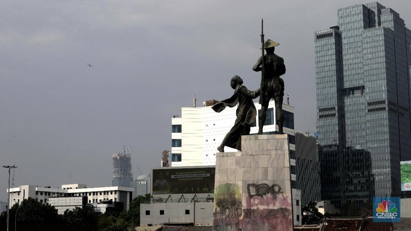 Halte Busway Bundaran HI yang hangus dibakar massa saat aksi penolakan UU Ciptakerja di Kawasan Bundaran HI Jakarta, Jumat (9/10/2020). (CNBC Indonesia/Muhammad Sabki)