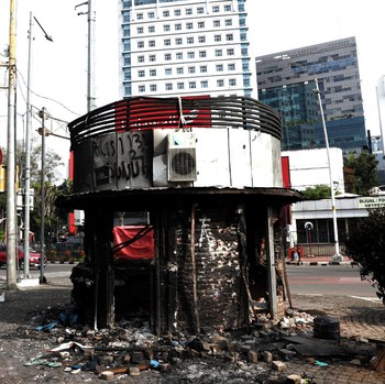 Potret Halte & Pos Polisi Hancur Oleh Massa Tolak Omnibus Law