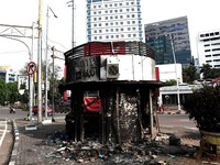Potret Halte & Pos Polisi Hancur Oleh Massa Tolak Omnibus Law
