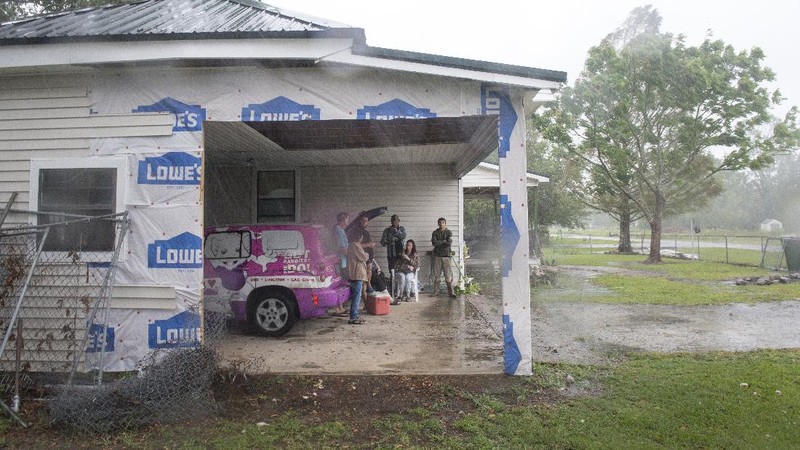 Hujan yang dibawa Badai Delta mengguyur Lafayette, Louisiana, AS, (9/10/2020). (AP/Gerald Herbert)