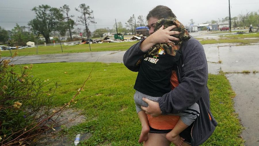 Hujan yang dibawa Badai Delta mengguyur Lafayette, Louisiana, AS, (9/10/2020). (AP/Gerald Herbert)
