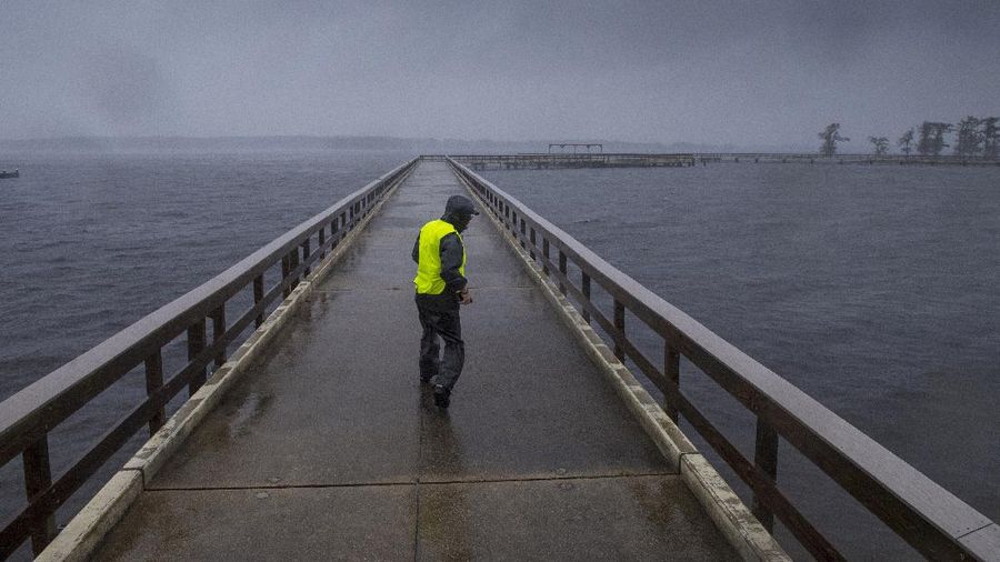 Hujan yang dibawa Badai Delta mengguyur Lafayette, Louisiana, AS, (9/10/2020). (AP/Gerald Herbert)