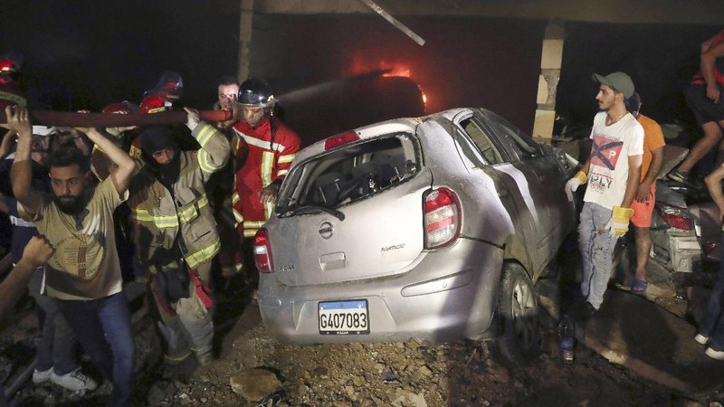 Ledakan dahsyat dari tangki BBM melanda Beirut, Lebanon pada Jumat, (9/10/2020) . (AP/Bilal Hussein)