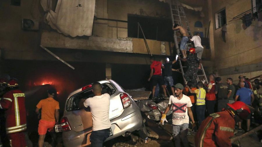 Ledakan dahsyat dari tangki BBM melanda Beirut, Lebanon pada Jumat, (9/10/2020) . (AP/Bilal Hussein)