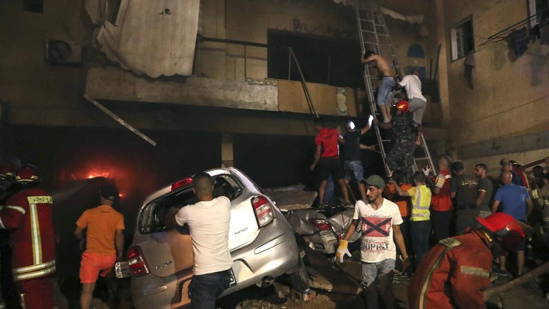 Ledakan dahsyat dari tangki BBM melanda Beirut, Lebanon pada Jumat, (9/10/2020) . (AP/Bilal Hussein)