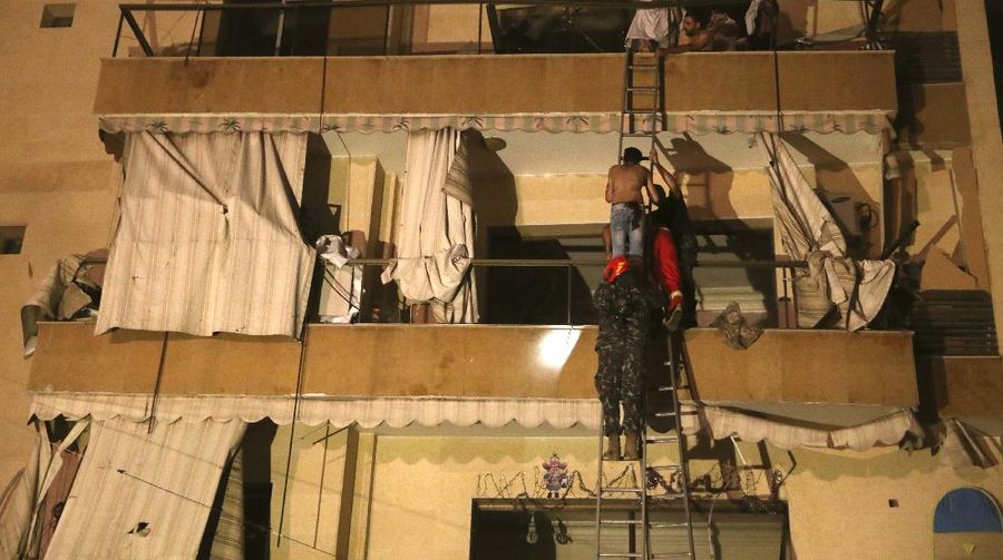 Ledakan dahsyat dari tangki BBM melanda Beirut, Lebanon pada Jumat, (9/10/2020) . (AP/Bilal Hussein)