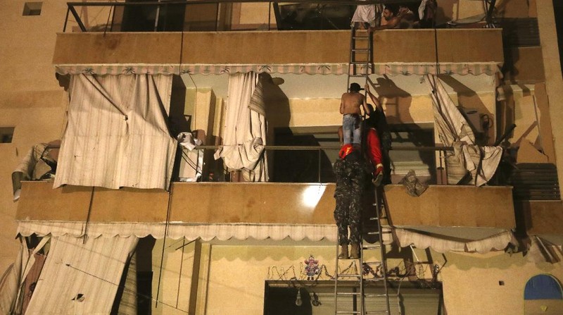 Ledakan dahsyat dari tangki BBM melanda Beirut, Lebanon pada Jumat, (9/10/2020) . (AP/Bilal Hussein)